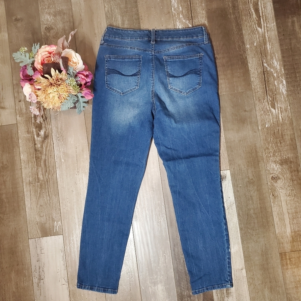 Bandolino Mandie Crop Dark Wash Floral Embroidered Women's Denim Jeans Size 10 - Picture 7 of 16